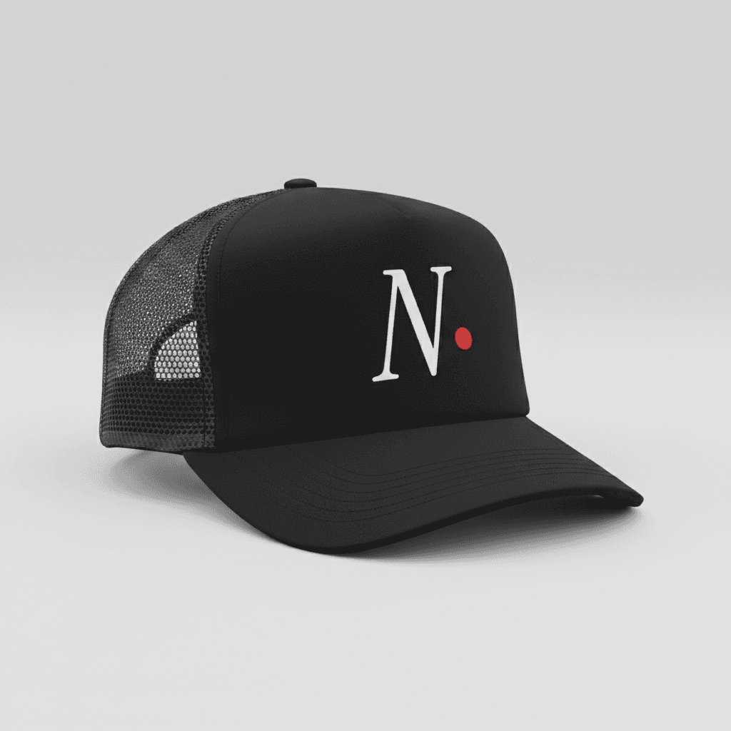 Gorra trucker básica con monograma impreso en blanco